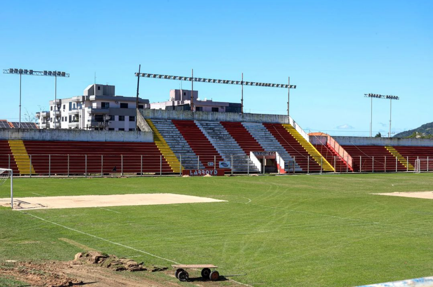 Gramado do Aníbal Costa passa por revitalização para a Copa SC