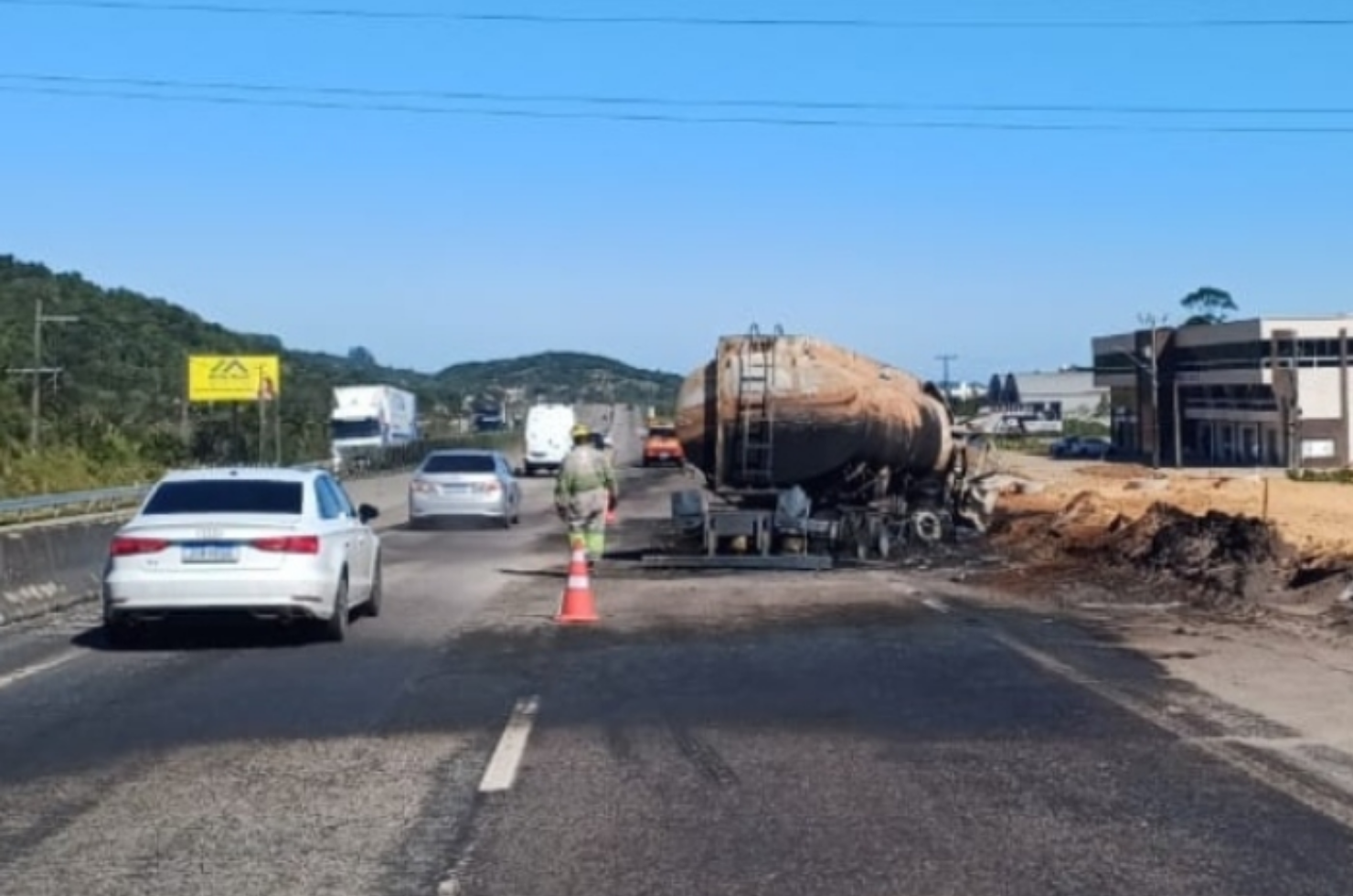 Incêndio na BR-101 danifica rodovia e trânsito segue em meia pista no local