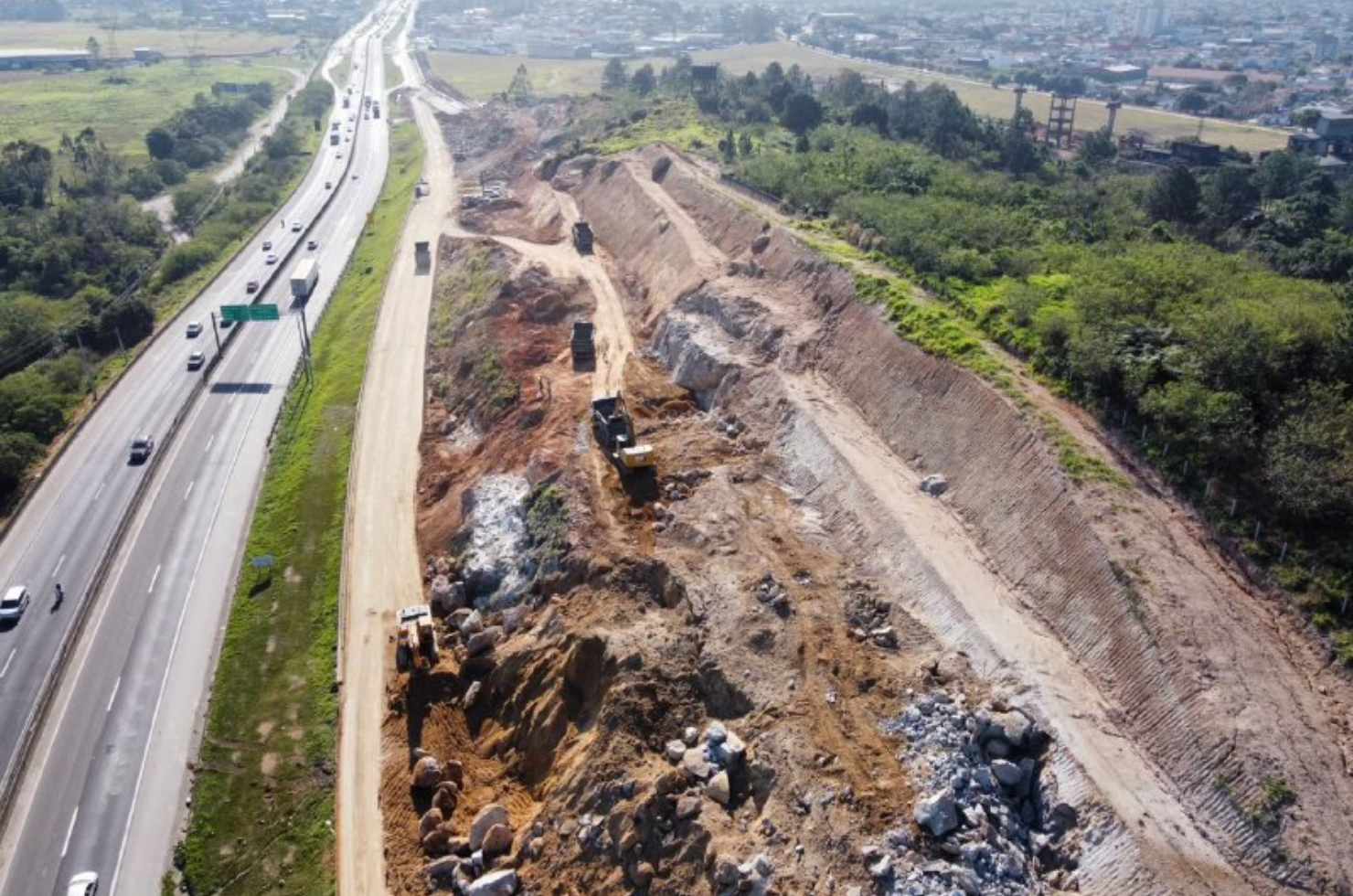 Detonação de rochas vai interferir tráfego na BR-101 desta quarta (14)