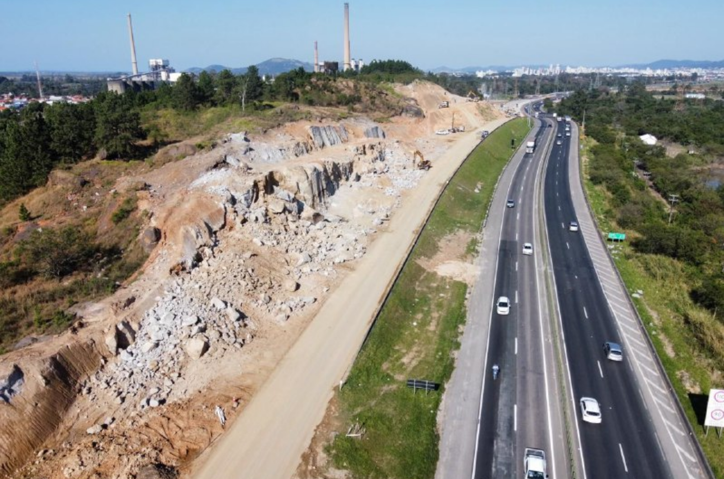 BR-101: detonações de rochas causará lentidão em Capivari de Baixo