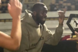 Vídeo de Bolasie comemorando com meninas carvoeiras viraliza; confira