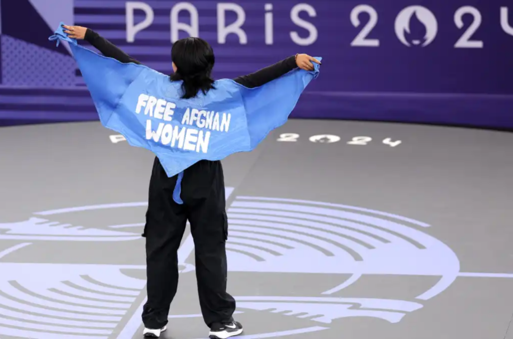 Atleta refugiada é desclassificada da Olimpíada por mensagem política