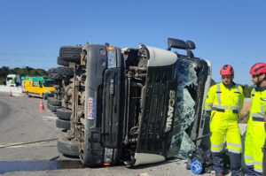 Motorista fica ferido após tombamento de carreta
