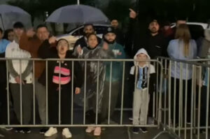Elenco do Grêmio ignora presença de gremistas na frente de hotel