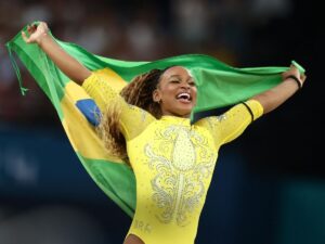 Rebeca é ouro no solo e vira maior medalhista olímpica do Brasil