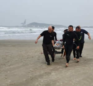 Surfista de 55 anos é salvo de afogamento por colegas em Imbituba