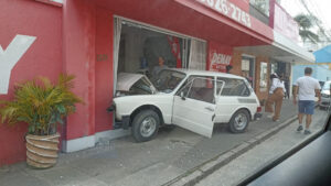 Carro invade loja, destrói fachada, mas não deixa feridos