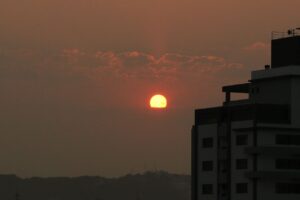 Fumaça vinda da Amazônia e do Centro-Oeste modifica o céu catarinense
