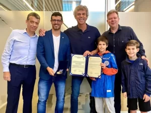 Avaí homenageia Guga com medalha Saul Oliveira