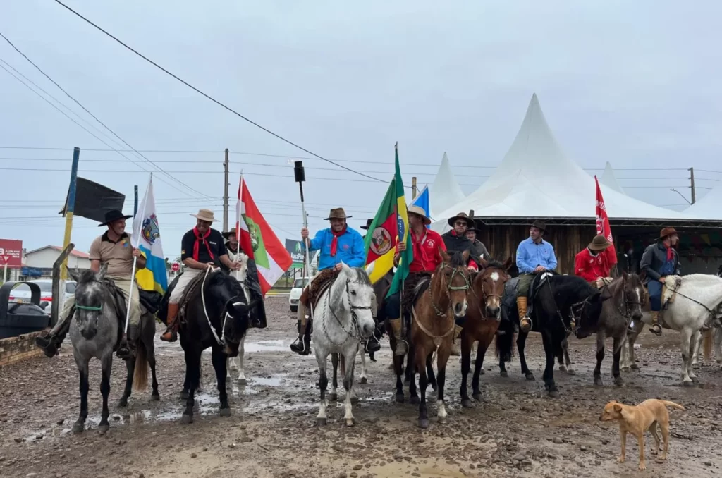 Semana Farroupilha de Balneário Arroio do Silva celebra tradição gaúcha com cavalgada e apresentações culturais