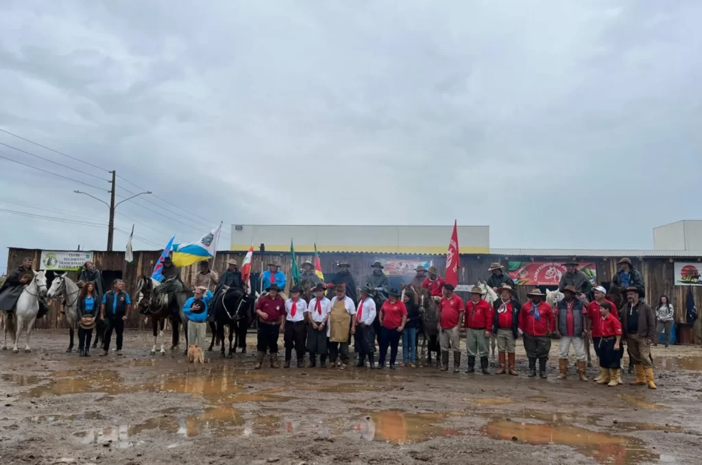 Semana Farroupilha de Balneário Arroio do Silva celebra tradição gaúcha com cavalgada e apresentações culturais