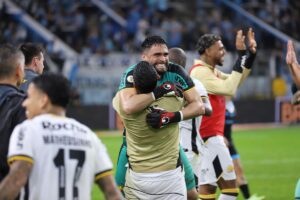Vitória sobre o Grêmio tem desabafo de Gustavo e valorização do equilíbrio da equipe
