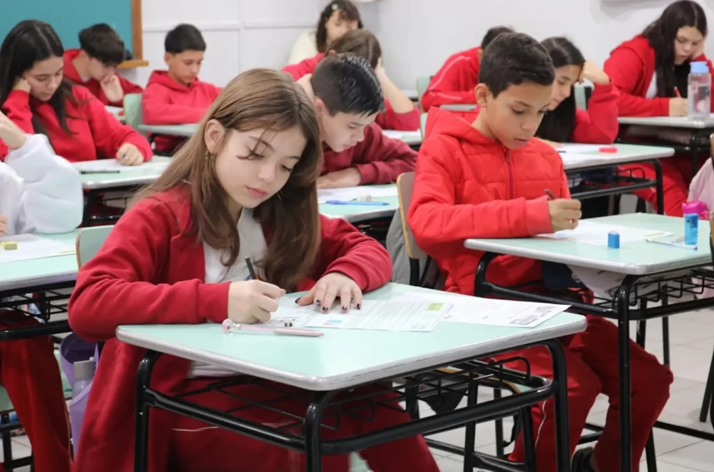 Estudantes participando da segunda fase do Prêmio Acic de Matemática na sede da Acic, Criciúma