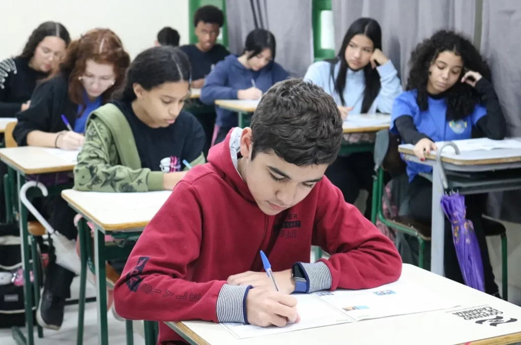 Estudantes participando da segunda fase do Prêmio Acic de Matemática na sede da Acic, Criciúma