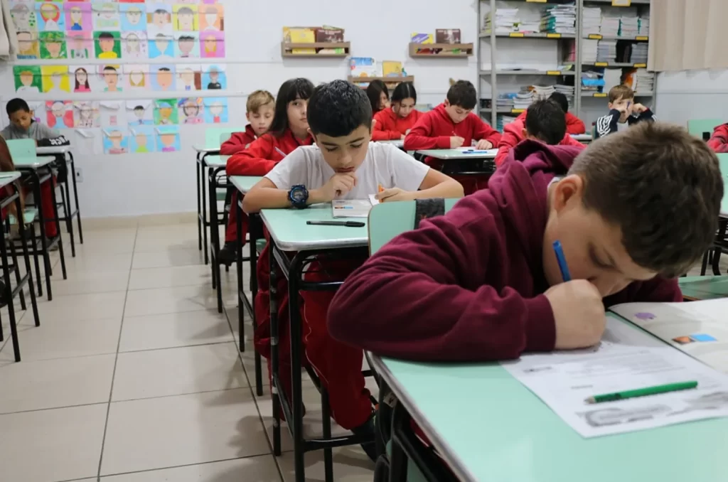 Estudantes participando da segunda fase do Prêmio Acic de Matemática na sede da Acic, Criciúma