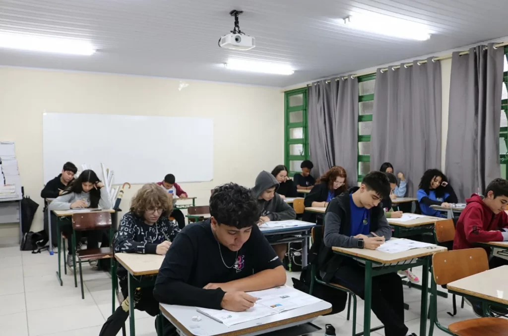 Estudantes participando da segunda fase do Prêmio Acic de Matemática na sede da Acic, Criciúma