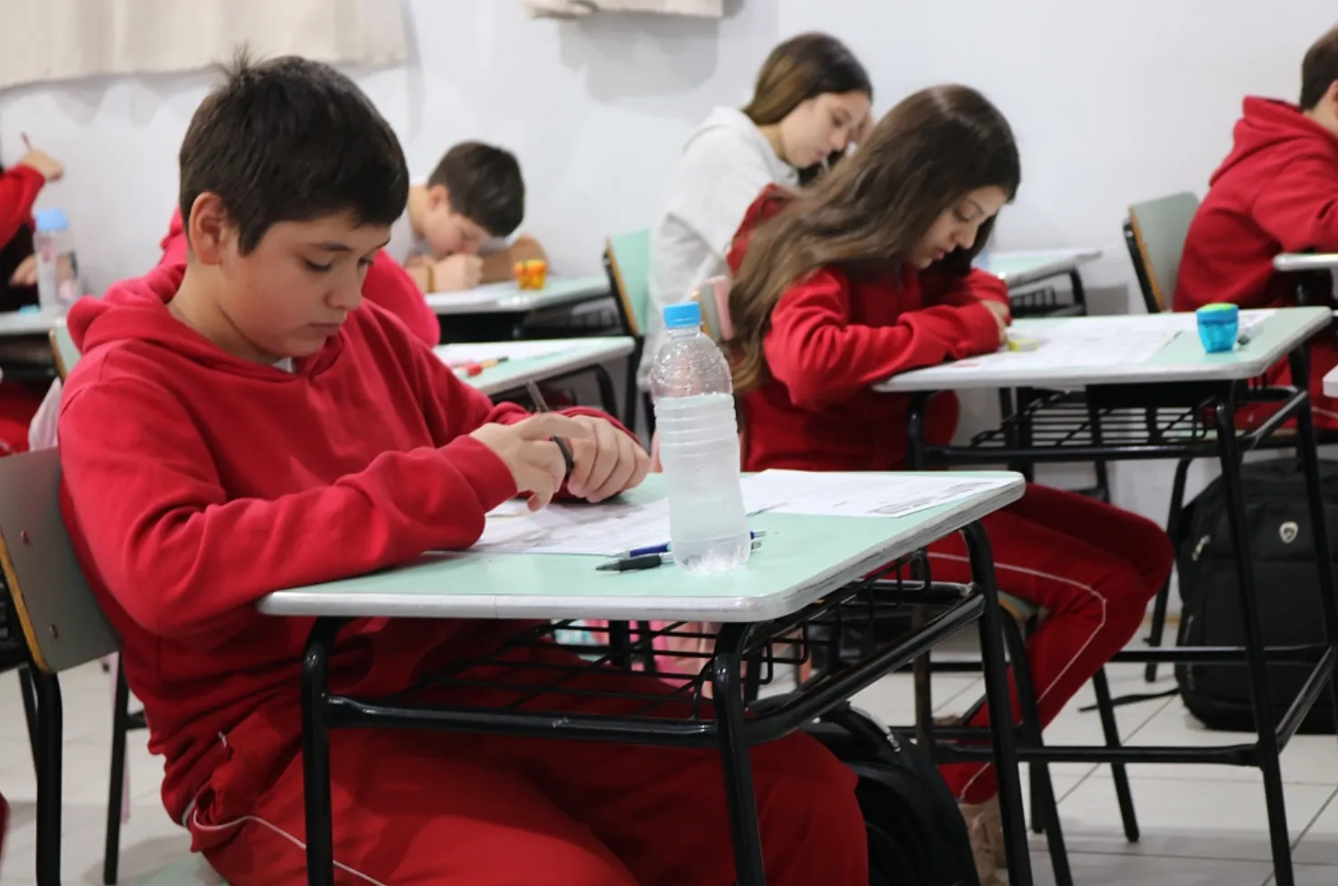 Estudantes participando da segunda fase do Prêmio Acic de Matemática na sede da Acic, Criciúma