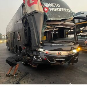 Ônibus da dupla sertaneja João Neto e Frederico sofre acidente em Minas Gerais