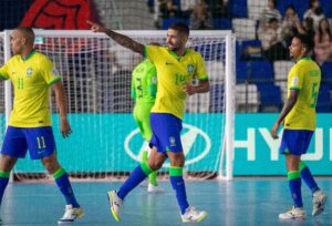 Brasil avança às quartas da Copa do Mundo de futsal
