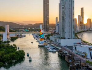 A disparidade entre desenvolvimento econômico e investimentos em saneamento básico em SC