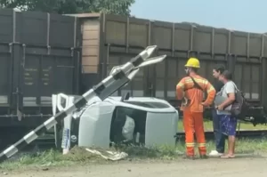 [VÍDEO] Acidente em Criciúma: carro colide com trem no Rio Maina