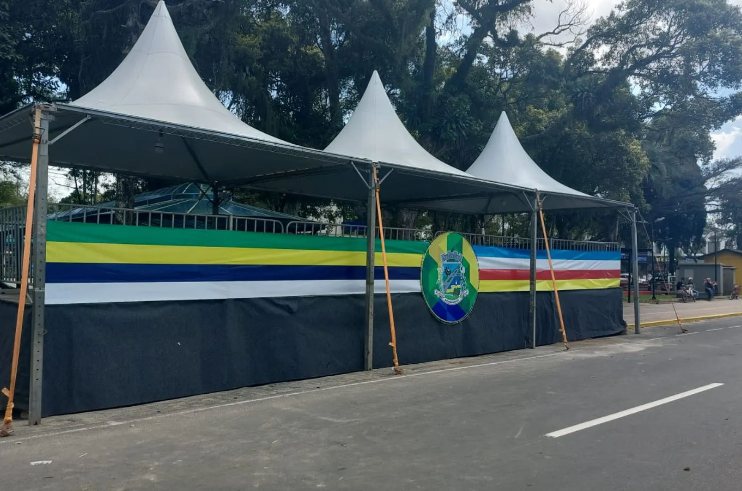 Estrutura montada para o desfile de Sete de Setembro, em Araranguá