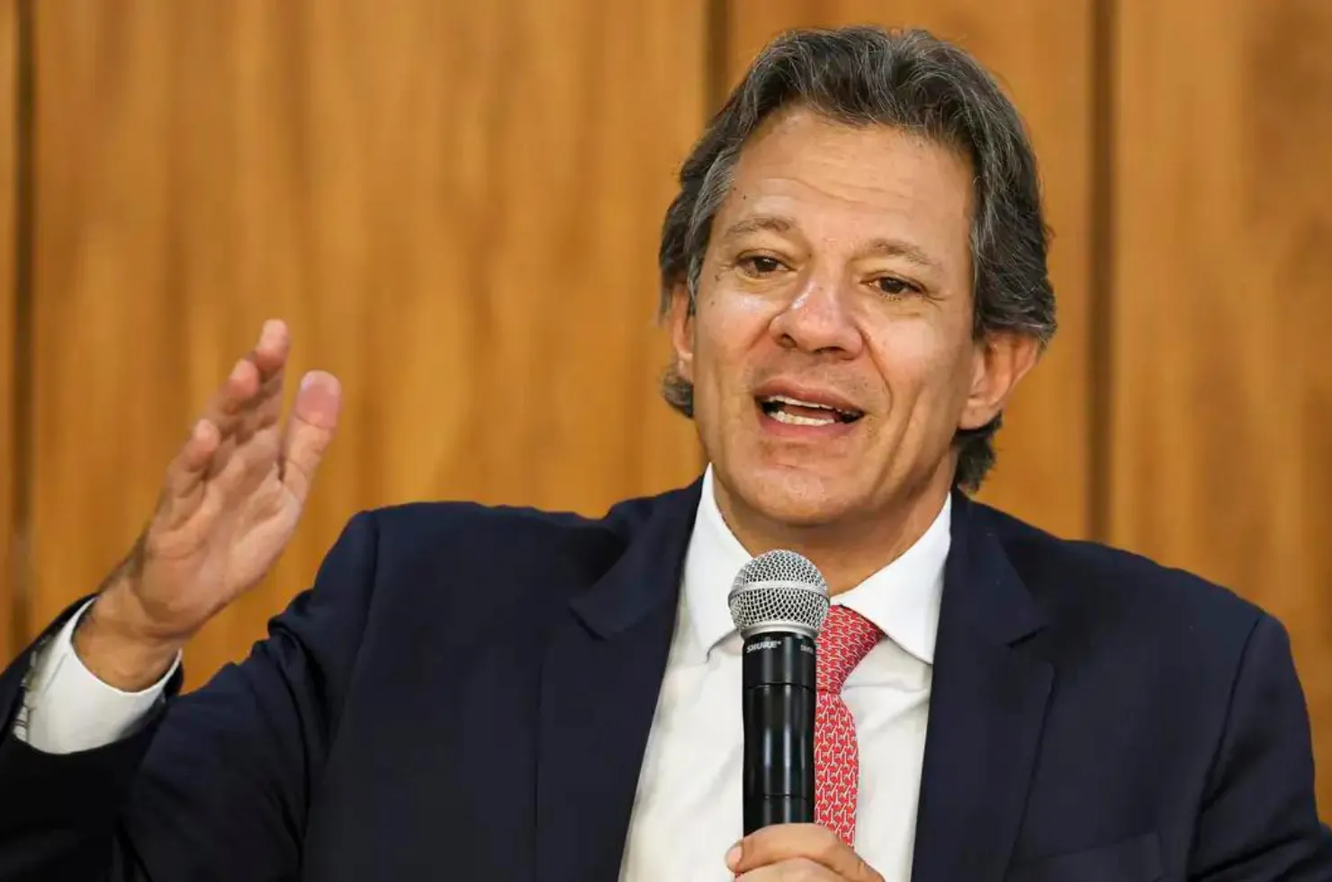 Ministro Fernando Haddad anuncia possível bloqueio de sites de apostas online no Brasil.