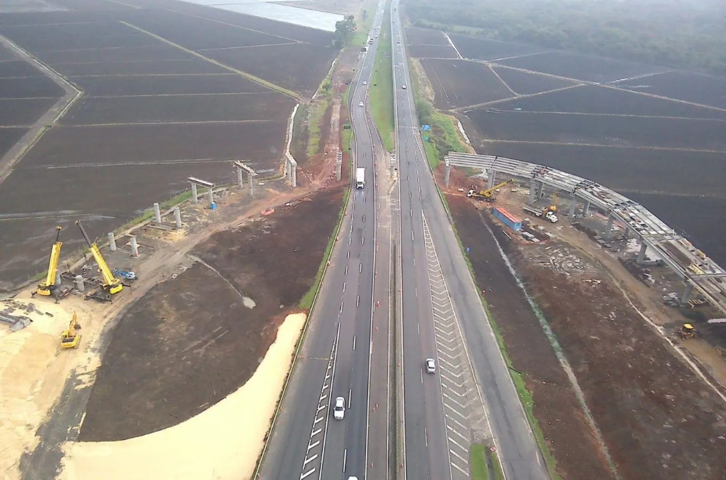 Alteração de fluxo na BR-101 para instalação de vigas do novo viaduto em Maracajá