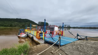 Balsa do Rio Araranguá, que faz a travessia entre Morro dos Conventos e o distrito de Hercílio Luz