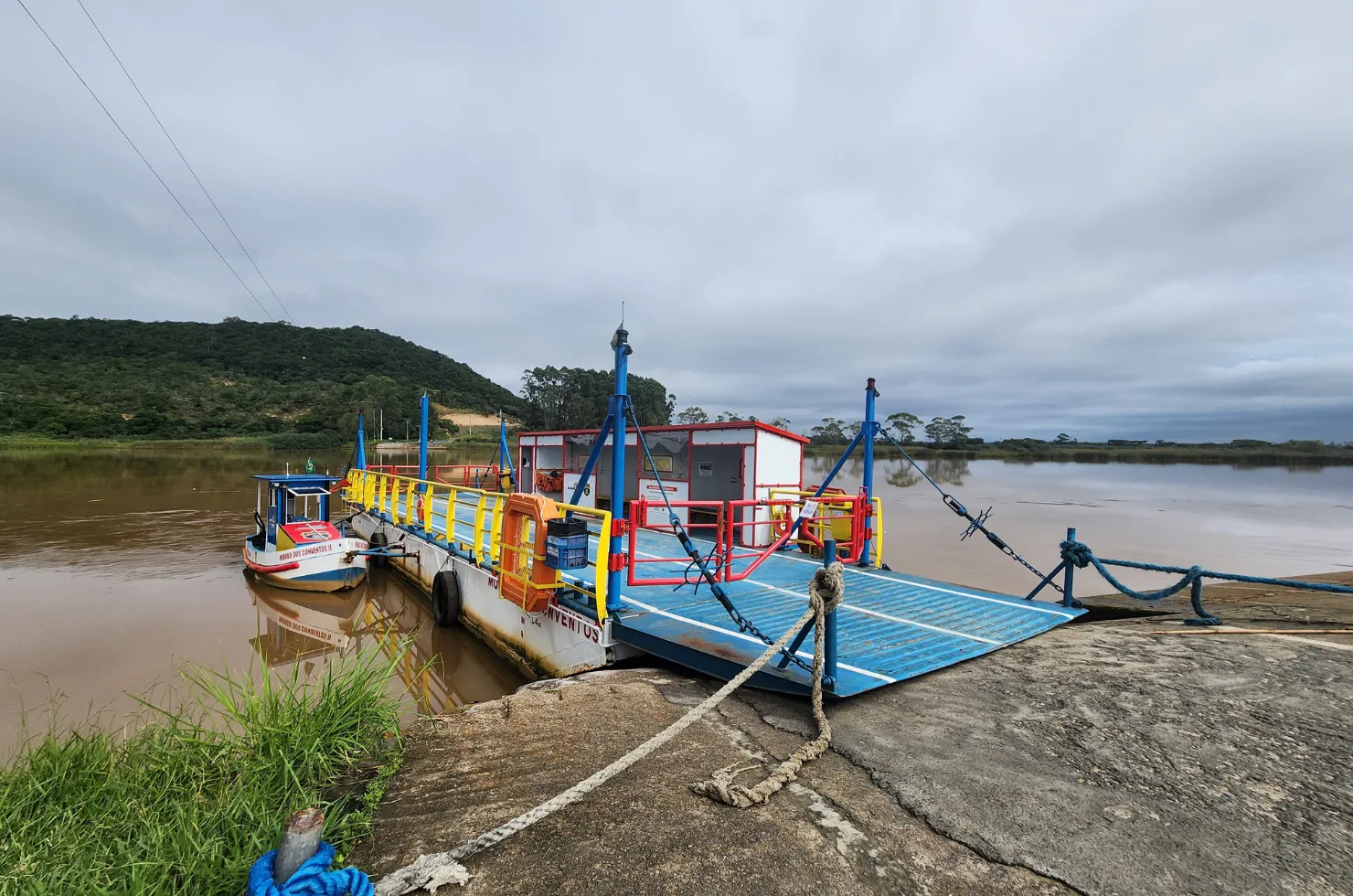 Balsa do Rio Araranguá, que faz a travessia entre Morro dos Conventos e o distrito de Hercílio Luz