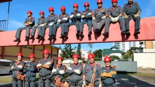 Trabalho dos bombeiros comunitários em Santa Catarina