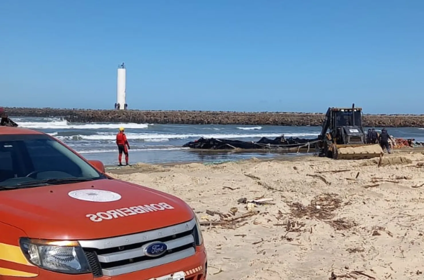 Bombeiros seguem trabalhando nas buscas por um idoso desaparecido após naufrágio em Passo de Torres