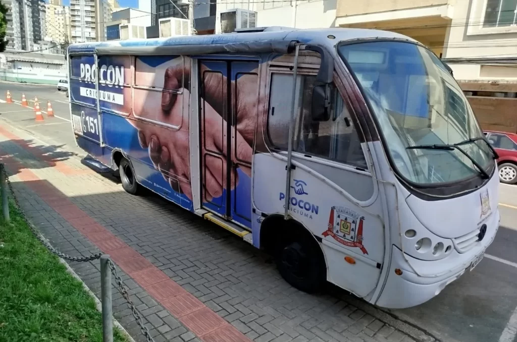 Ônibus do Procon estacionado em Frente à Central Funerária de Criciúma