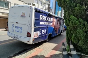 Ônibus do Procon estacionado em Frente à Central Funerária de Criciúma