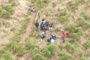 Jovem fratura perna em queda de moto em Garopaba