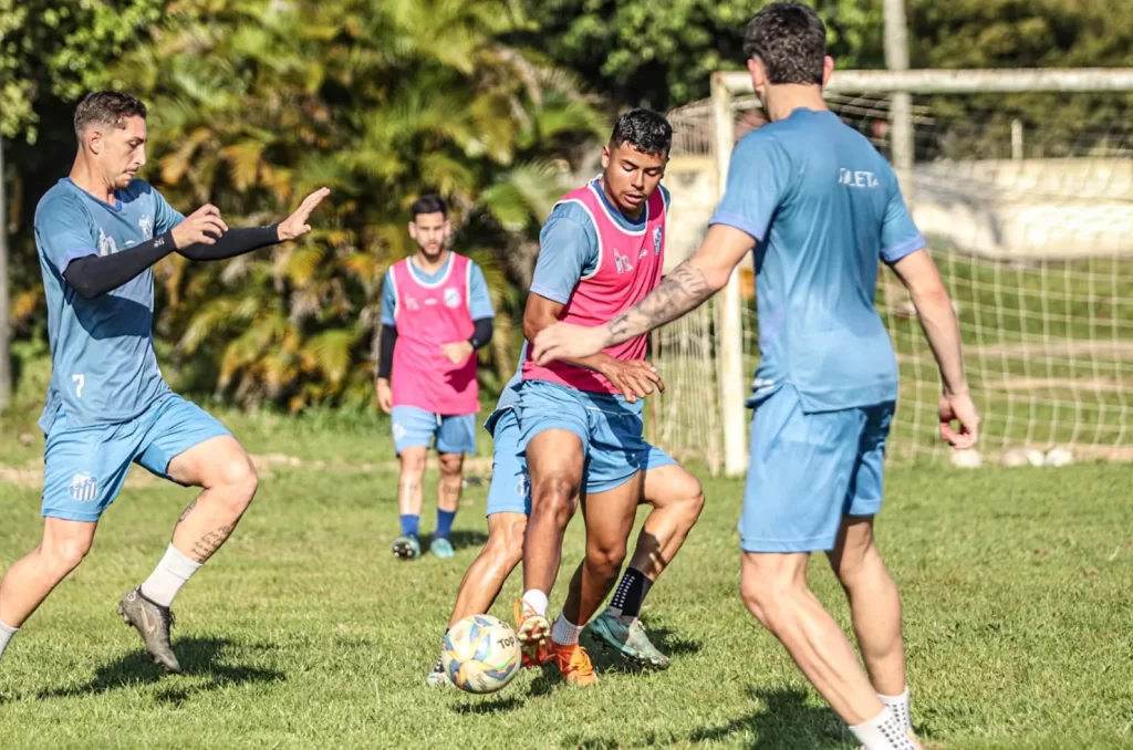 Treino do Caravaggio Futebol Clube no campo em frente ao Santuário Nossa Senhora de Caravaggio