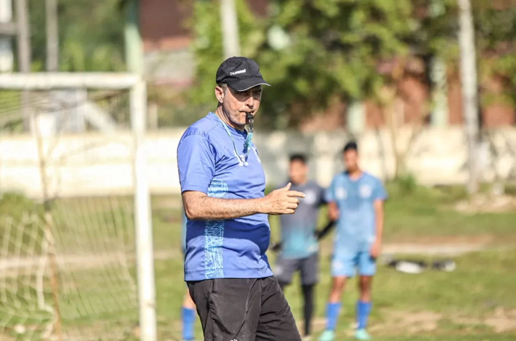 Treino do Caravaggio Futebol Clube no campo em frente ao Santuário Nossa Senhora de Caravaggio