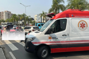 Carro colide em moto em Criciúma e deixa motociclista ferida