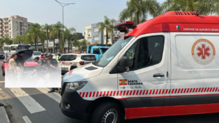 Acidente na Avenida Centenário em Criciúma, onde uma motocicilsita ficou ferida