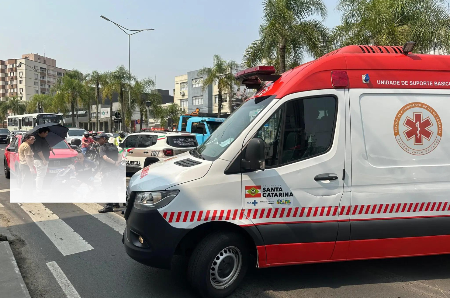 Acidente na Avenida Centenário em Criciúma, onde uma motocicilsita ficou ferida