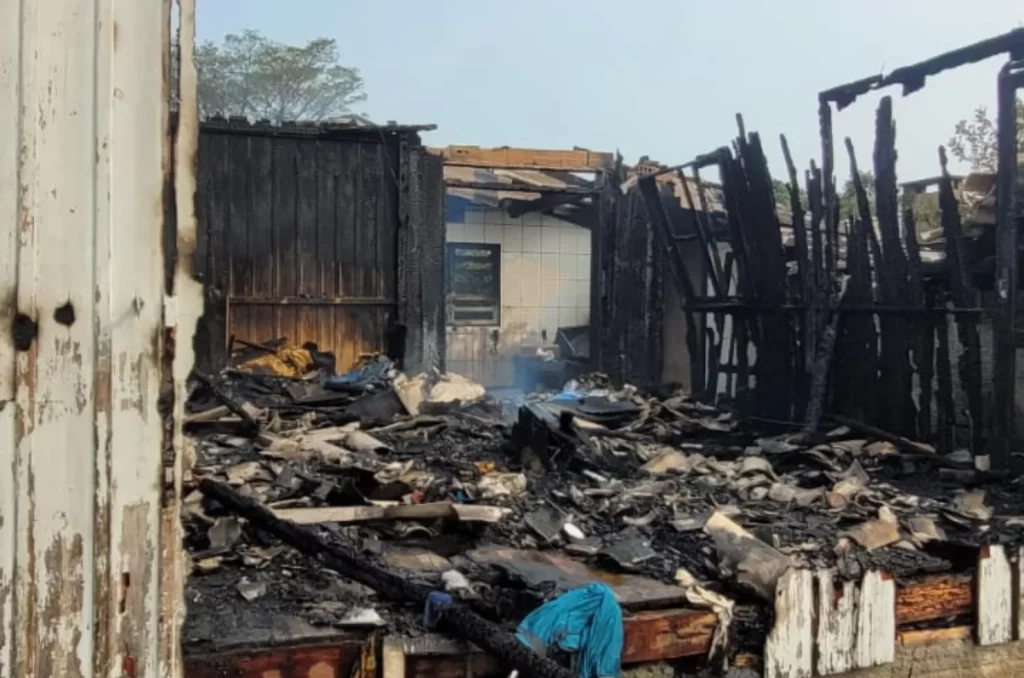 Um incêndio de grandes proporções atingiu uma residência no bairro Mina do Mato, em Criciúma, nesta quinta-feira (19), destruindo completamente a casa