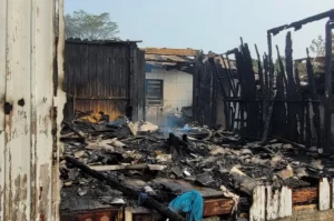 Casa é completamente destruída pelo fogo em Criciúma