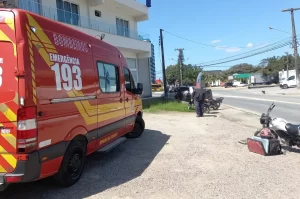 Ciclista fica ferida após colidir com moto em Morro da Fumaça