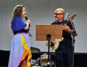 Coletivo Da Cor do Canto faz show em Floripa