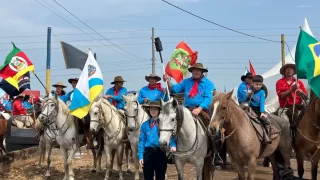 Cavaleiros com a Chama Crioula, em Balneário Arroio do Silva na 20ª Semana Farroupilha