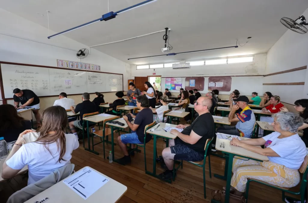 Participantes do concurso público da educação em Santa Catarina, com foco em candidatos e provas realizadas
