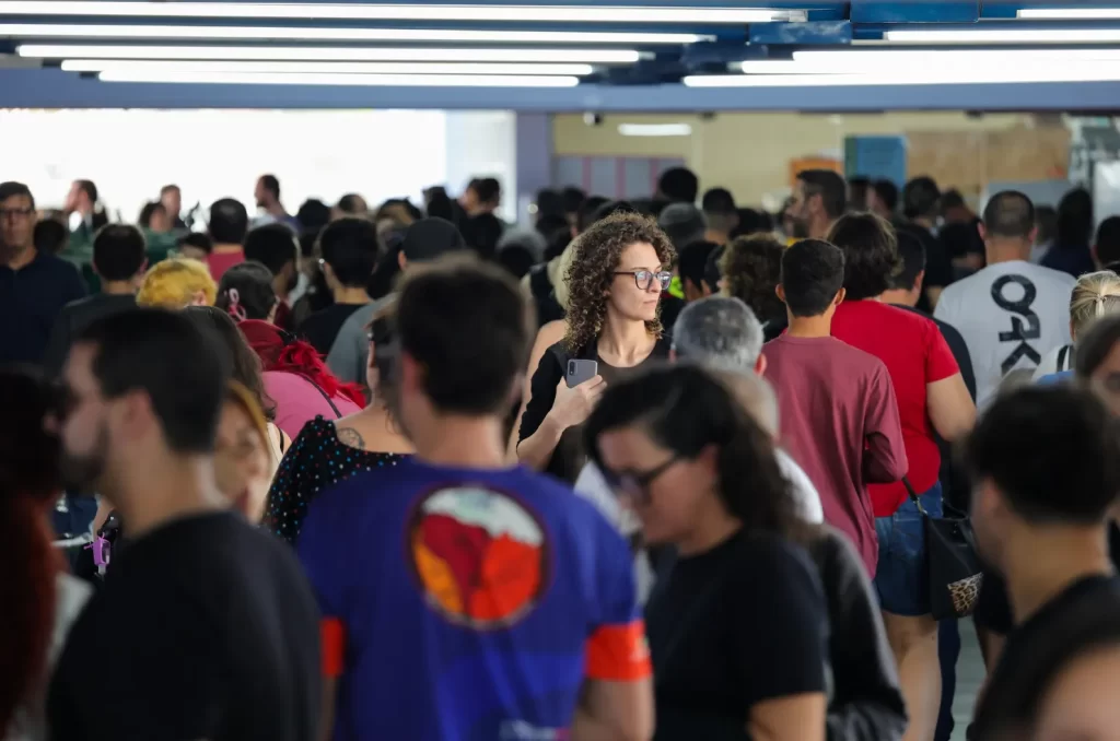 Participantes do concurso público da educação em Santa Catarina, com foco em candidatos e provas realizadas