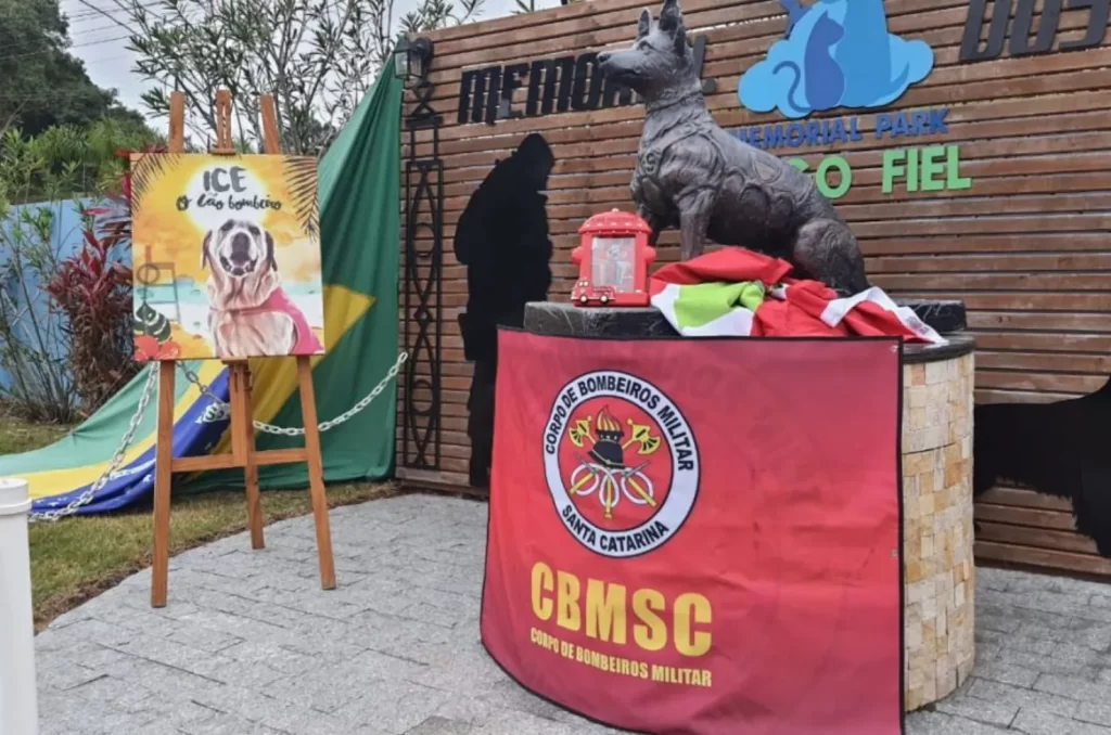 Memorial de homenagem ao Cão Ice, o primeiro cão de resgate aquático do Brasil, que faleceu nesta segunda-feira (02)