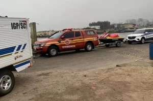 Polícia Científica chega aos molhes em Passo de Torres para a identificação e recolhimento do corpo 