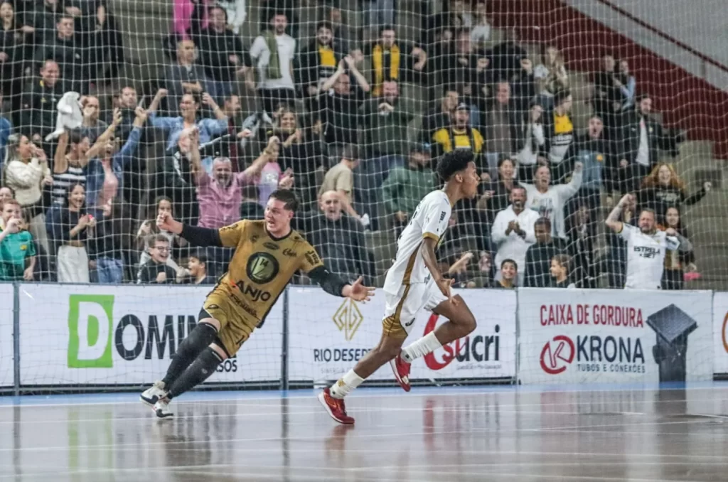 Imagem da equipe do Criciúma Futsal durante um jogo